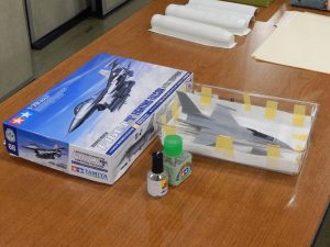 Rich Durham brought in this 1-72 F-16 by Tamiya. Rich highly recommends using Tamiya Extra Thin Cement (in the green bottle) Rich Durham brought in this 1-72 F-16 by Tamiya. Rich highly recommends using Tamiya Extra Thin Cement (in the green bottle)